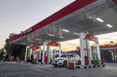 Makassar, Endonezya, 26 Ağustos 2024. Öğleden sonra Pertamina benzin istasyonunun portresi.