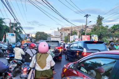 Makassar, Endonezya, 26 Ağustos 2024. Kentsel alanlarda trafik sıkışıklığı