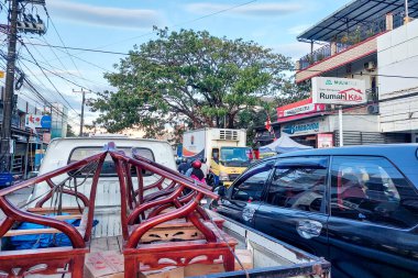 Makassar, Endonezya, 26 Ağustos 2024. Kentsel alanlarda trafik sıkışıklığı