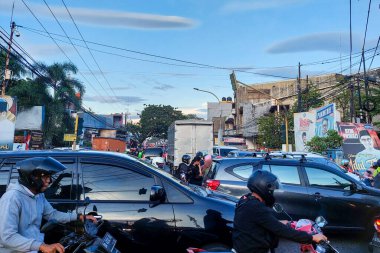 Makassar, Endonezya, 26 Ağustos 2024. Kentsel alanlarda trafik sıkışıklığı