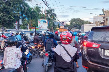 Makassar, Endonezya, 26 Ağustos 2024. Kentsel alanlarda trafik sıkışıklığı