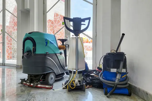 Makassar, Endonezya, 26 Ağustos 2024. Yer Temizleme Makineleri ve Araçlar