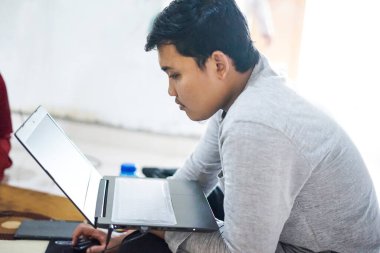 Man Holding ve Laptop 'a bakıyor