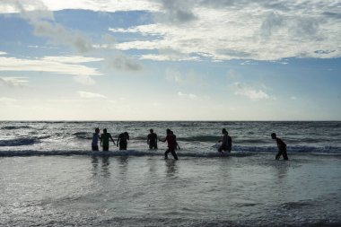 Endonezya, Makassar, 06 Eylül 2024. Sahilde Oynayan İnsanların Silüetleri