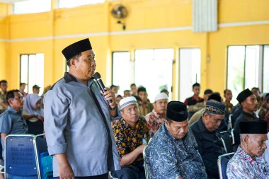 Endonezya, Makassar, 01 Ekim 2024. İnsanlar sosyal etkinliklerde sorular soruyorlar.