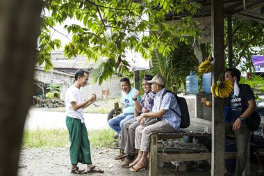Endonezya, Makassar, 01 Ekim 2024. Yolun Yamacında Hikayeler Anlatan İnsanlar