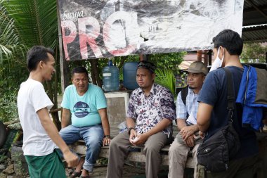 Endonezya, Makassar, 01 Ekim 2024. Yolun Yamacında Hikayeler Anlatan İnsanlar