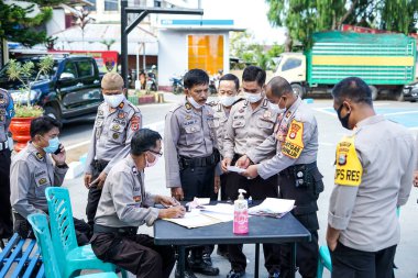 Endonezya, Makassar, 01 Ekim 2024. Polis şu anda İslami dini liderlere danışmanlık yapıyor
