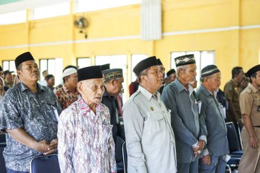 Endonezya, Makassar, 03 Ekim 2024. Toplantıya katılanlar ayakta
