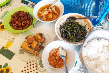 Masada ev yapımı mezeler var.