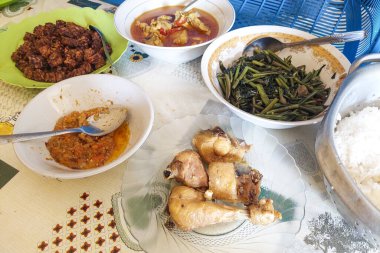 Masada ev yapımı mezeler var.