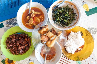 Masada ev yapımı mezeler var.