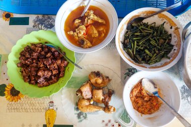 Masada ev yapımı mezeler var.