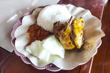 Izgara tavuk karışık pilav servis edilir.