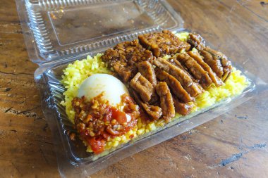 Plastik kutuda sarı pirinç yemek için hazır.