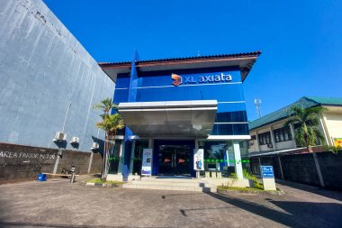 Endonezya, Makassar, 03 Ekim 2024. XL Axiata Merkezi Binasının ön görüntüsü