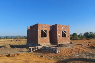 Kalıcı bir ev inşa etme süreci kırmızı tuğla kullanıyor