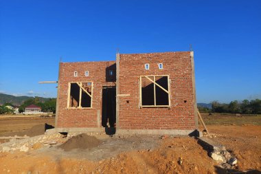 Kalıcı bir ev inşa etme süreci kırmızı tuğla kullanıyor