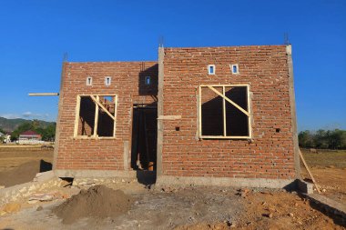 Kalıcı bir ev inşa etme süreci kırmızı tuğla kullanıyor