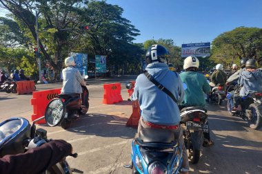 Endonezya, Makassar, 11 Ekim 2024. Kırmızı Işık Kavşağı Yakınındaki Yoğun Yol