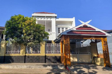 Ana yolun kenarındaki lüks ev.