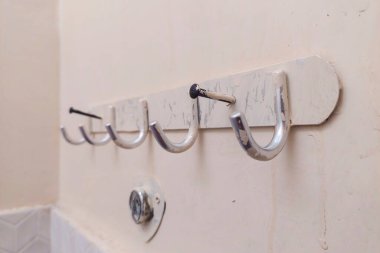 Elbise askısı tuvalette.