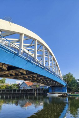 Nehrin üzerinde büyük bir köprü