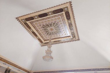 Cami tavanı ve dekoratif ışıklar.