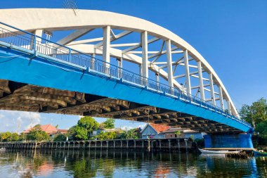 Nehrin üzerinde büyük bir köprü