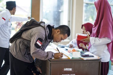 Endonezya, Makassar, 28 Ekim 2024. Masada İnsanlar İmzalıyor