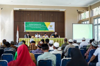 Endonezya, Makassar, 28 Ekim 2024. Oturan insanlar bir seminere katılıyor.