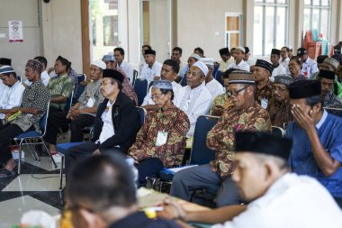 Endonezya, Makassar, 28 Ekim 2024. Oturan insanlar bir seminere katılıyor.