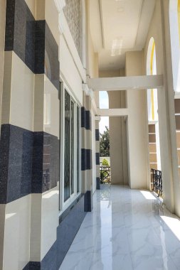 Binanın dış duvarları beyazdır.