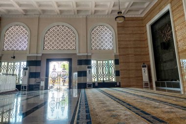 Lüks caminin içi beyazdır.