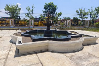 Gün boyunca parktaki çeşmenin manzarası