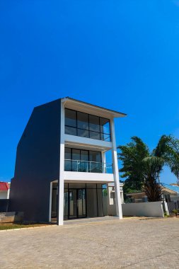 Zarif çok katlı ev ön tarafta lüks görünüyor.