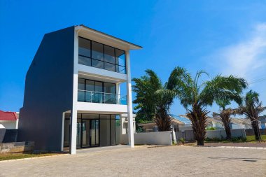 Zarif çok katlı ev ön tarafta lüks görünüyor.