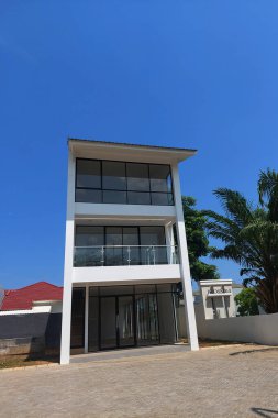 Zarif çok katlı ev ön tarafta lüks görünüyor.