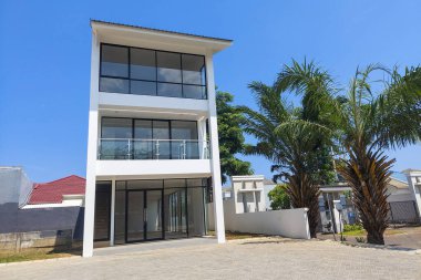 Zarif çok katlı ev ön tarafta lüks görünüyor.