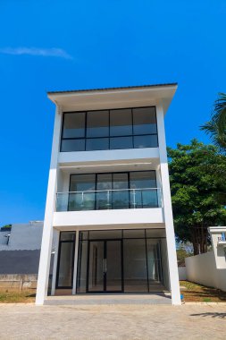 Zarif çok katlı ev ön tarafta lüks görünüyor.