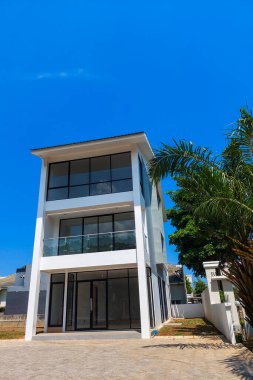 Zarif çok katlı ev ön tarafta lüks görünüyor.