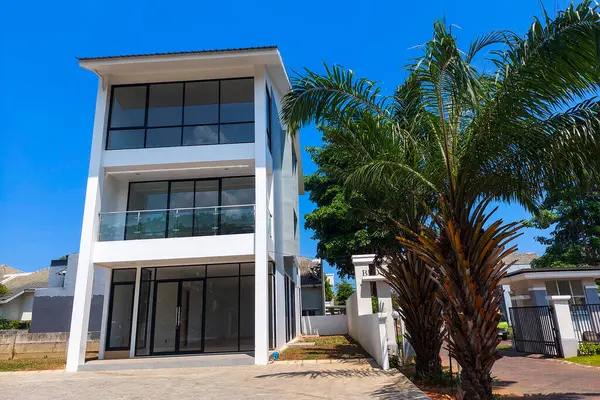 Zarif çok katlı ev ön tarafta lüks görünüyor.