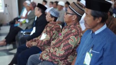 Endonezya, Makassar, 1 Kasım 2024. Oturan insanlar bir seminere katılıyor.