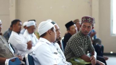 Endonezya, Makassar, 1 Kasım 2024. İnsanlar sırada otururken konuşuyorlar.