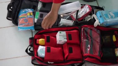 Endonezya, Makassar, 1 Kasım 2024. İlk Yardım Çantası