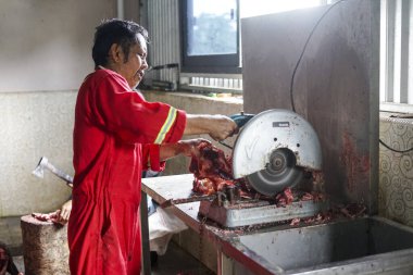 Endonezya, Makassar, 29 Kasım 2024. Sığır Pirzolası Kesen İnsanlar Makineler Kullanıyor