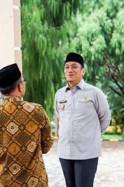 Endonezya, Makassar, 29 Kasım 2024. Ayakta Konuşan İnsanların Portresi