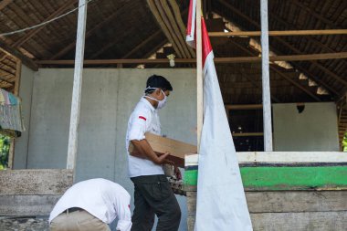 Yardım Paketleri Dağıtan İnsanların Portresi