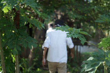 Yardım Paketleri Dağıtan İnsanların Portresi