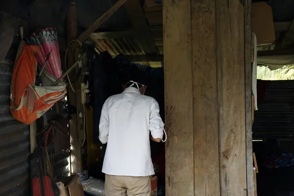 Yardım Paketleri Dağıtan İnsanların Portresi